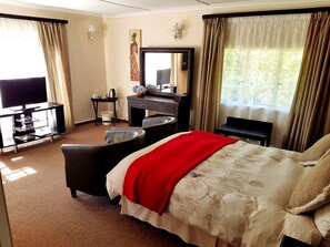Family Suite | Premium bedding, down comforters, in-room safe, desk - Thatchings Guest House (Curry's Post)