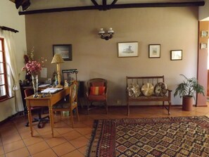 Interior entrance - Thatchings Guest House (Curry's Post)