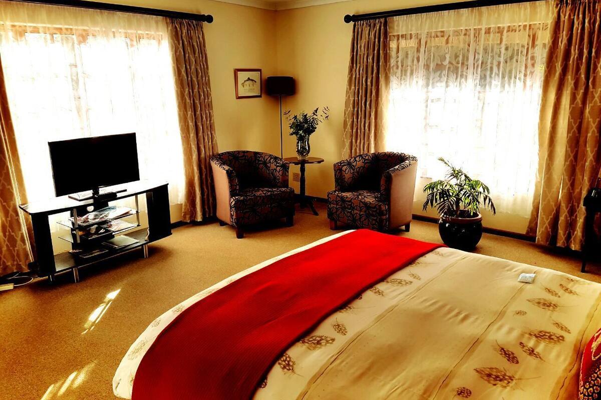 Luxury Suite | Premium bedding, down comforters, in-room safe, desk
