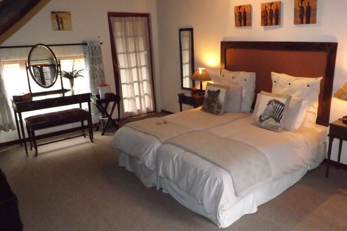 Twin Room | Premium bedding, down comforters, in-room safe, desk