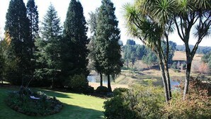 Property grounds - Thatchings Guest House (Curry's Post)