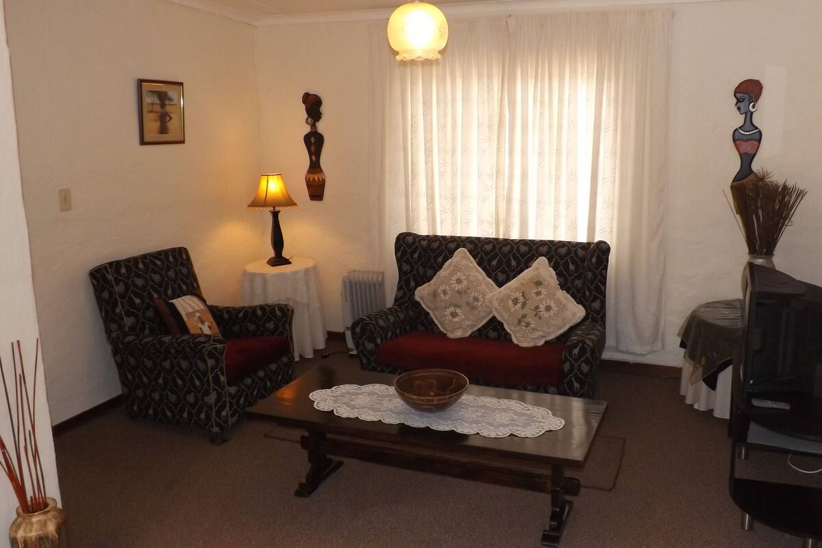 Small Cottage  | Living area | 70-cm flat-screen TV with satellite channels, TV