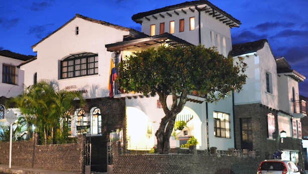 A two-story building with a white facade, arched windows, and a balcony. - Hotel La Herreria Colonial (Popayán)