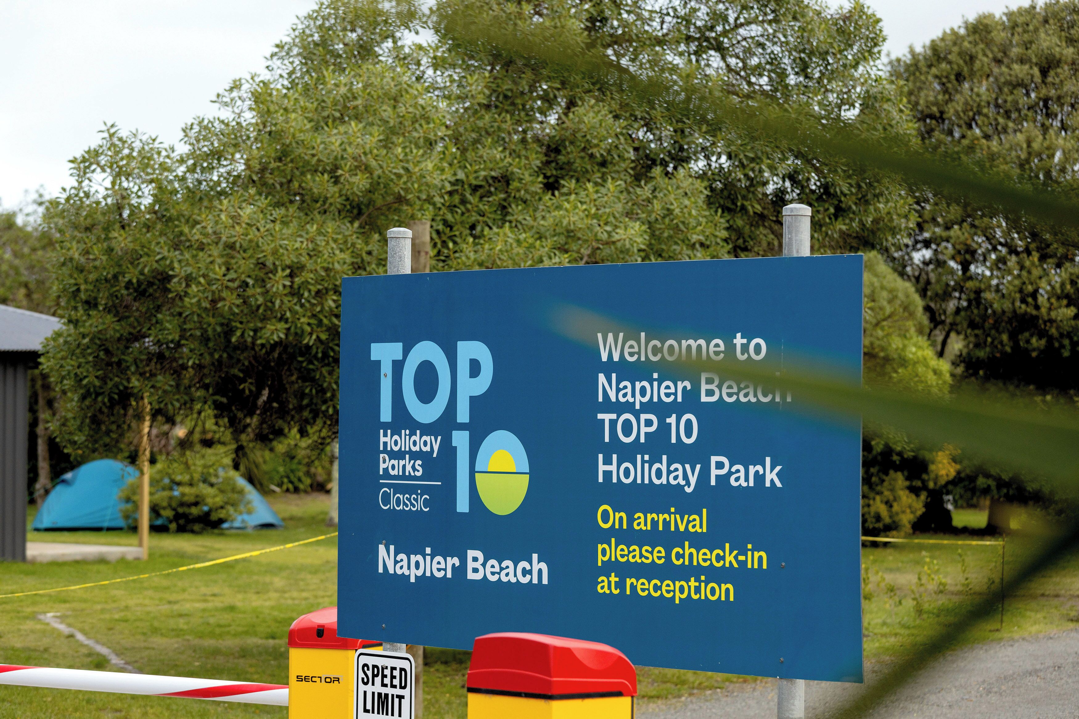 Señal de bienvenida a la playa Napier, indicando que es un Parque Vacacional TOP 10.