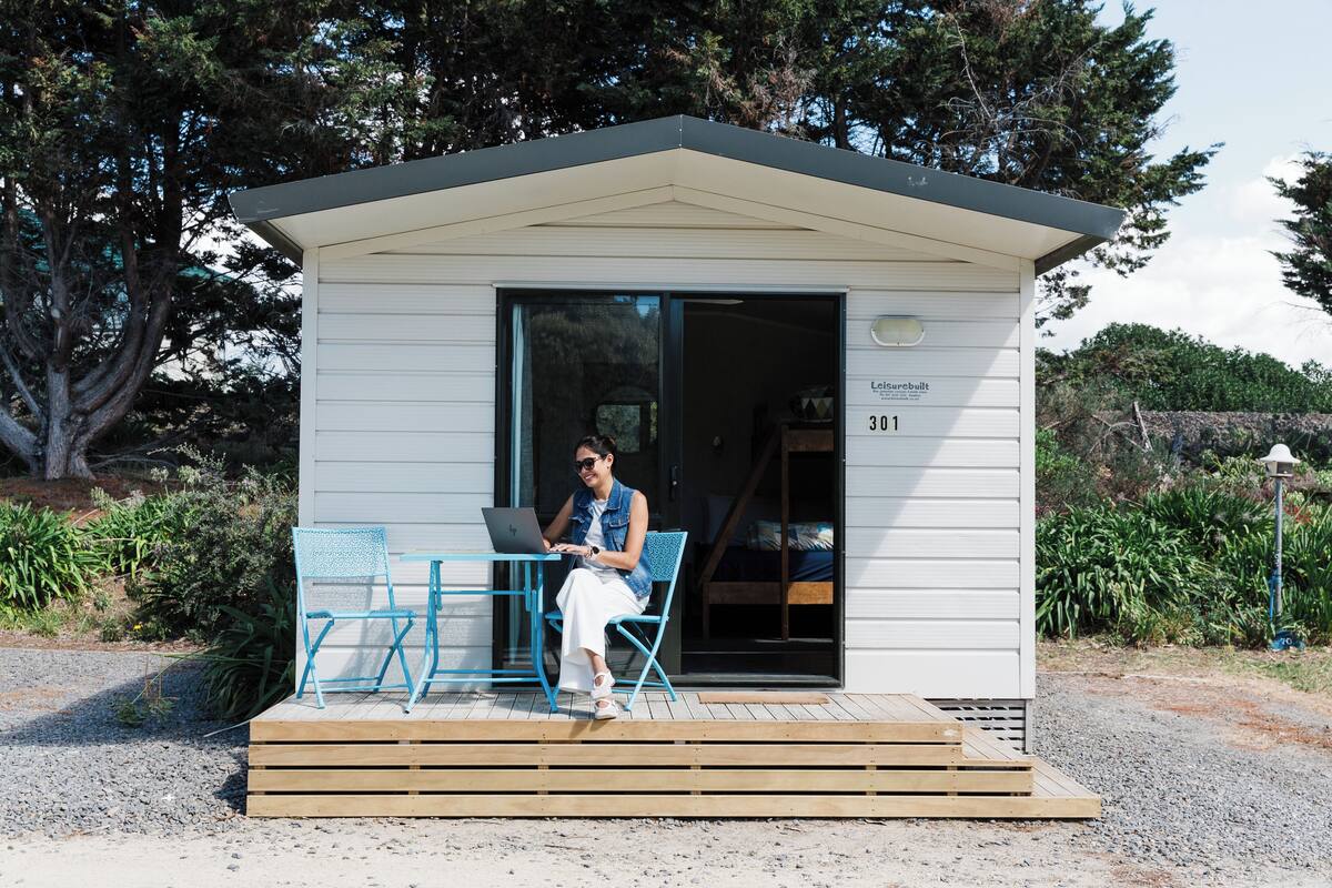 Un petit bâtiment d’une seule pièce, avec une porte portant le numéro « 301 » et une enseigne indiquant « Leisurebowl ».
