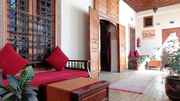 Hypo-allergenic bedding, in-room safe, desk, soundproofing