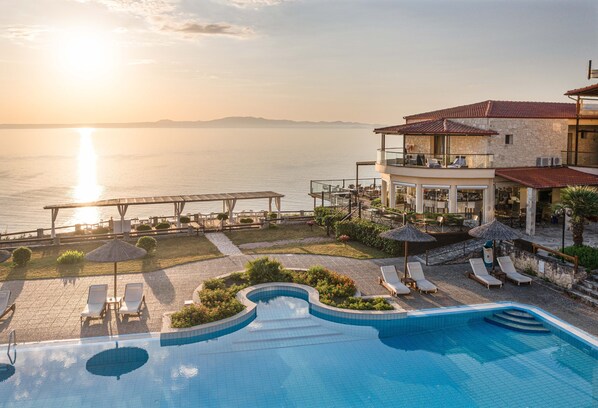 2 outdoor pools, pool loungers
