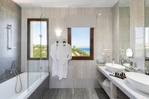 Suite Deluxe, vistas al mar, en esquina | Baño | Bañera profunda y artículos de higiene personal gratuitos