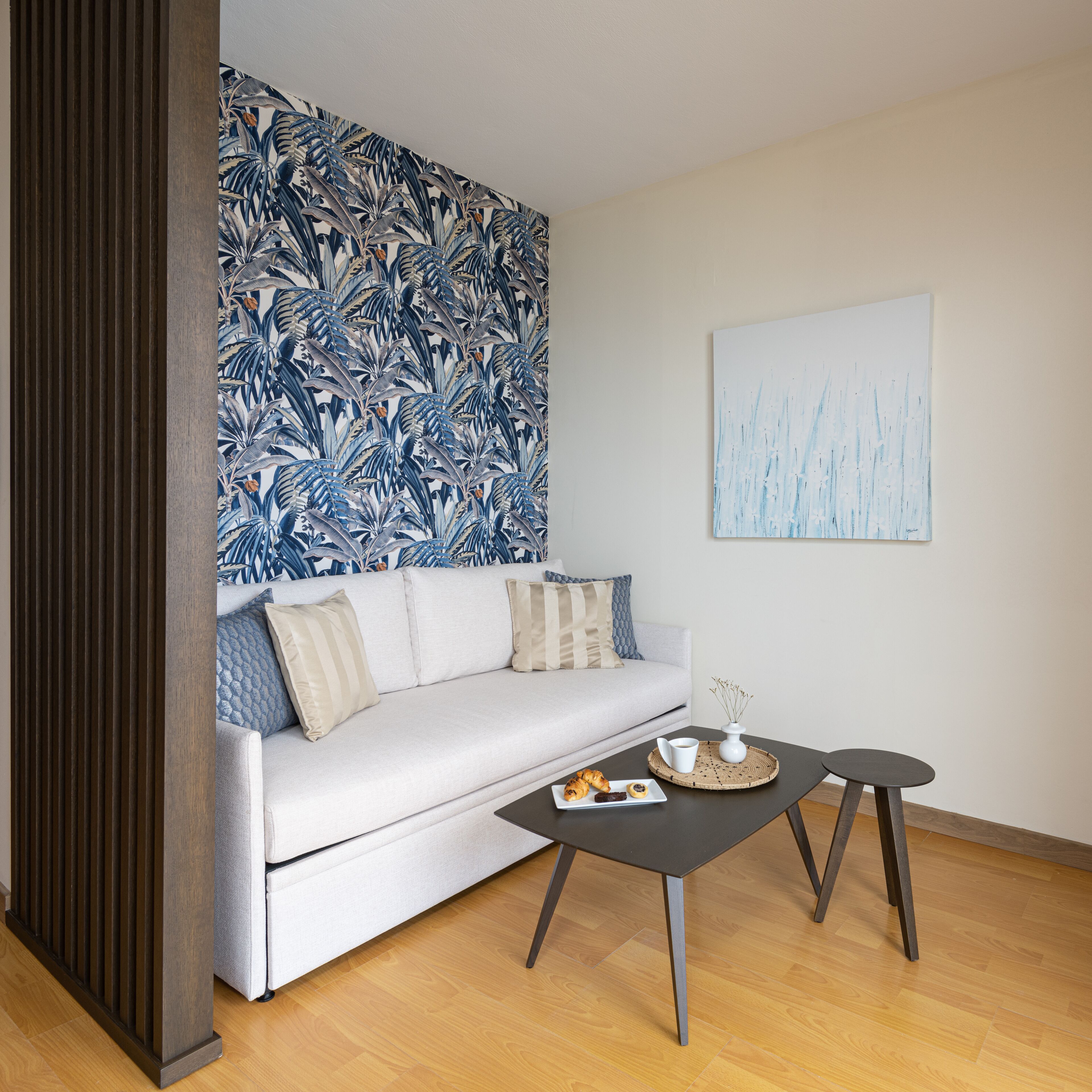 junior suite, partial sea view | living area | flat-screen tv