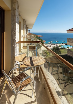 Chambre double, vue partielle sur la mer | Terrasse/patio
