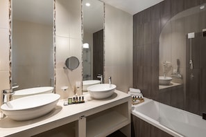 Deluxe Double Room | Bathroom | Deep soaking tub, free toiletries, hair dryer, towels