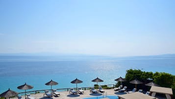 2 piscine all'aperto, lettini