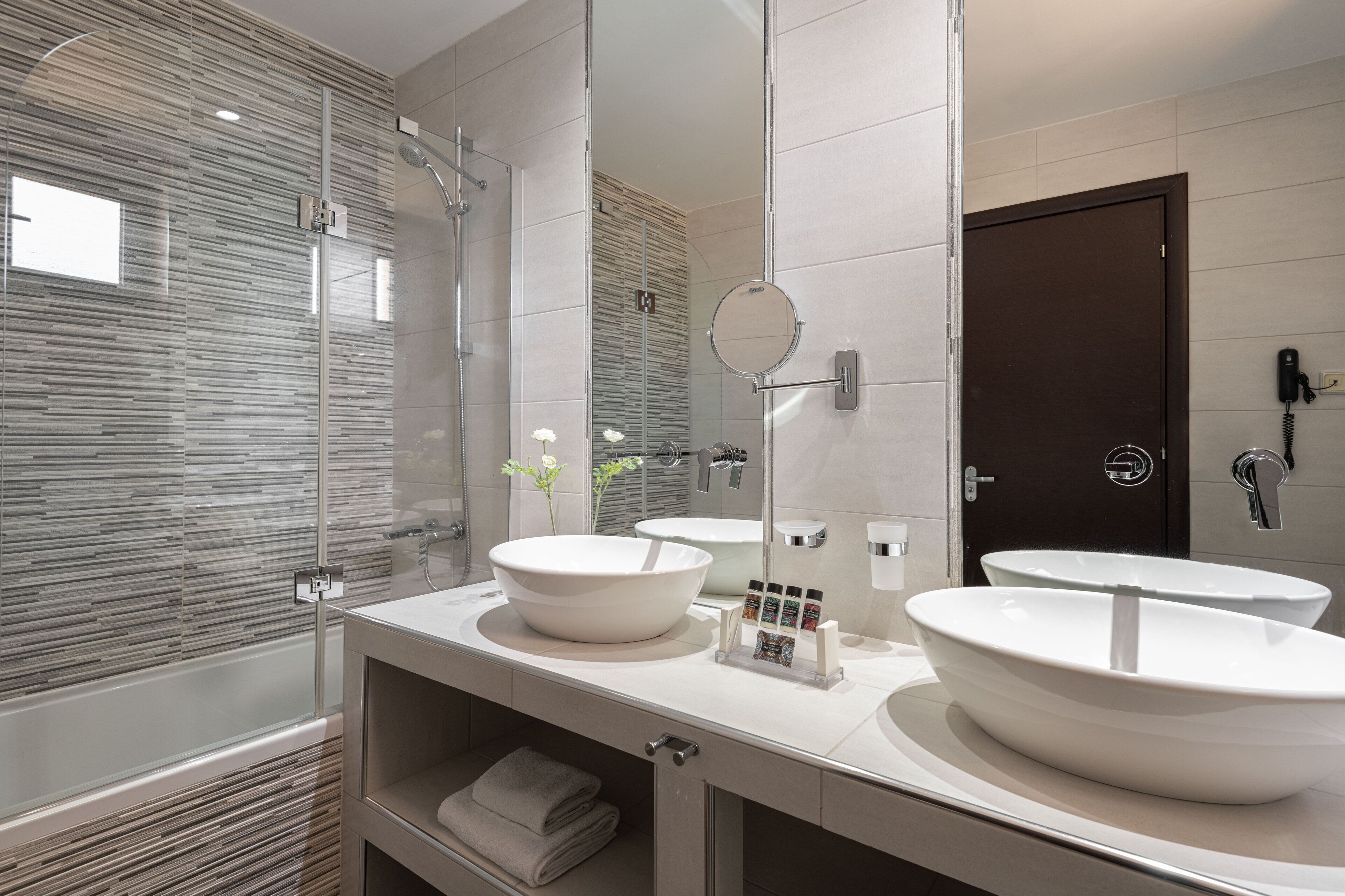 superior double or twin room, 1 bedroom, partial sea view, annex building | bathroom | deep-soaking bathtub, free toiletries, hair dryer, towels