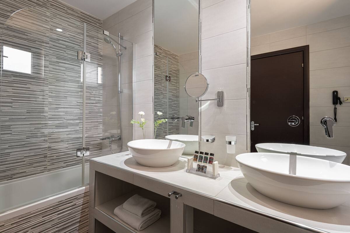 superior double or twin room, 1 bedroom, partial sea view, annex building | bathroom | deep-soaking bathtub, free toiletries, hair dryer, towels