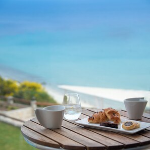 Suite junior, vista parcial al mar | Vista desde la habitación