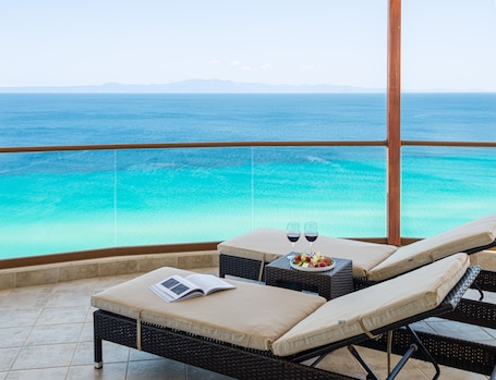 Deluxe suite, uitzicht op zee, op de hoek | Kameruitzicht. Blue Bay Halkidiki “Adults Only ”