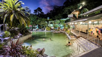 12 piscinas techadas, 2 piscinas al aire libre, sombrillas