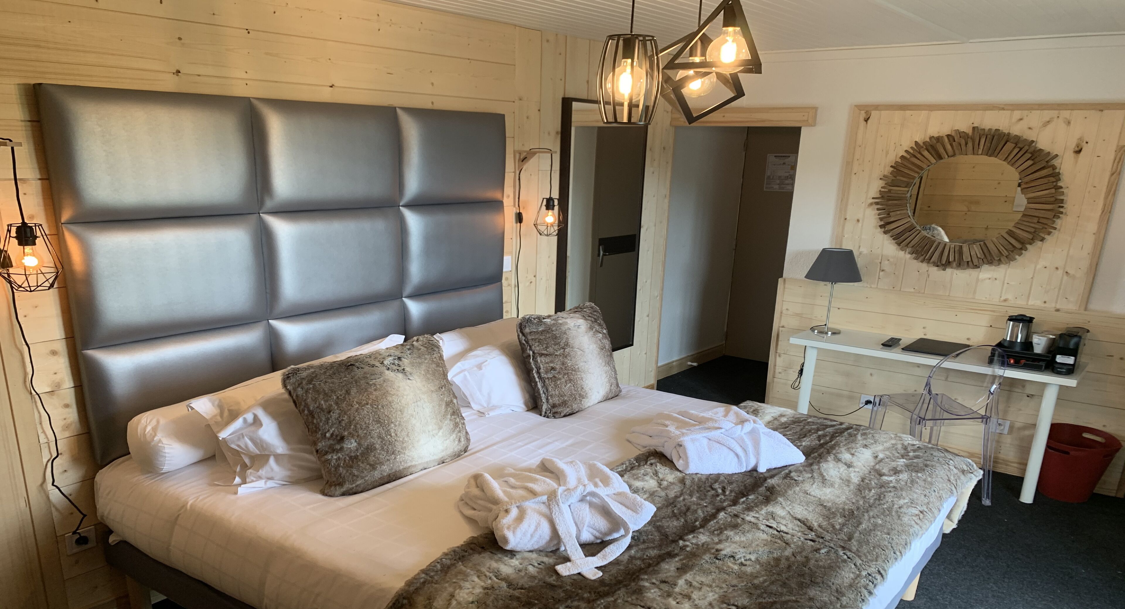 Ropa de cama de alta calidad y caja de seguridad en la habitación 