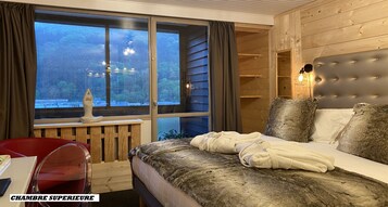 Quarto casal superior | Roupas de cama premium, cofres nos quartos, cortinas blackout