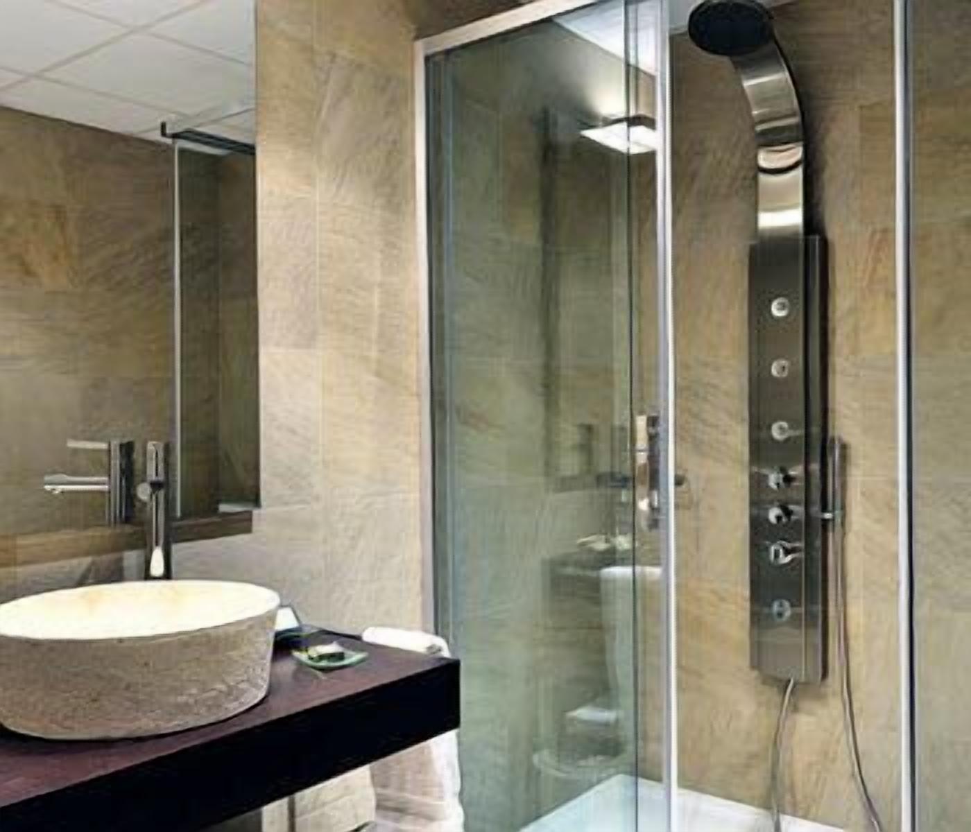 combined shower/bathtub, hair dryer, towels