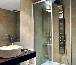 Combined shower/tub, hair dryer, towels