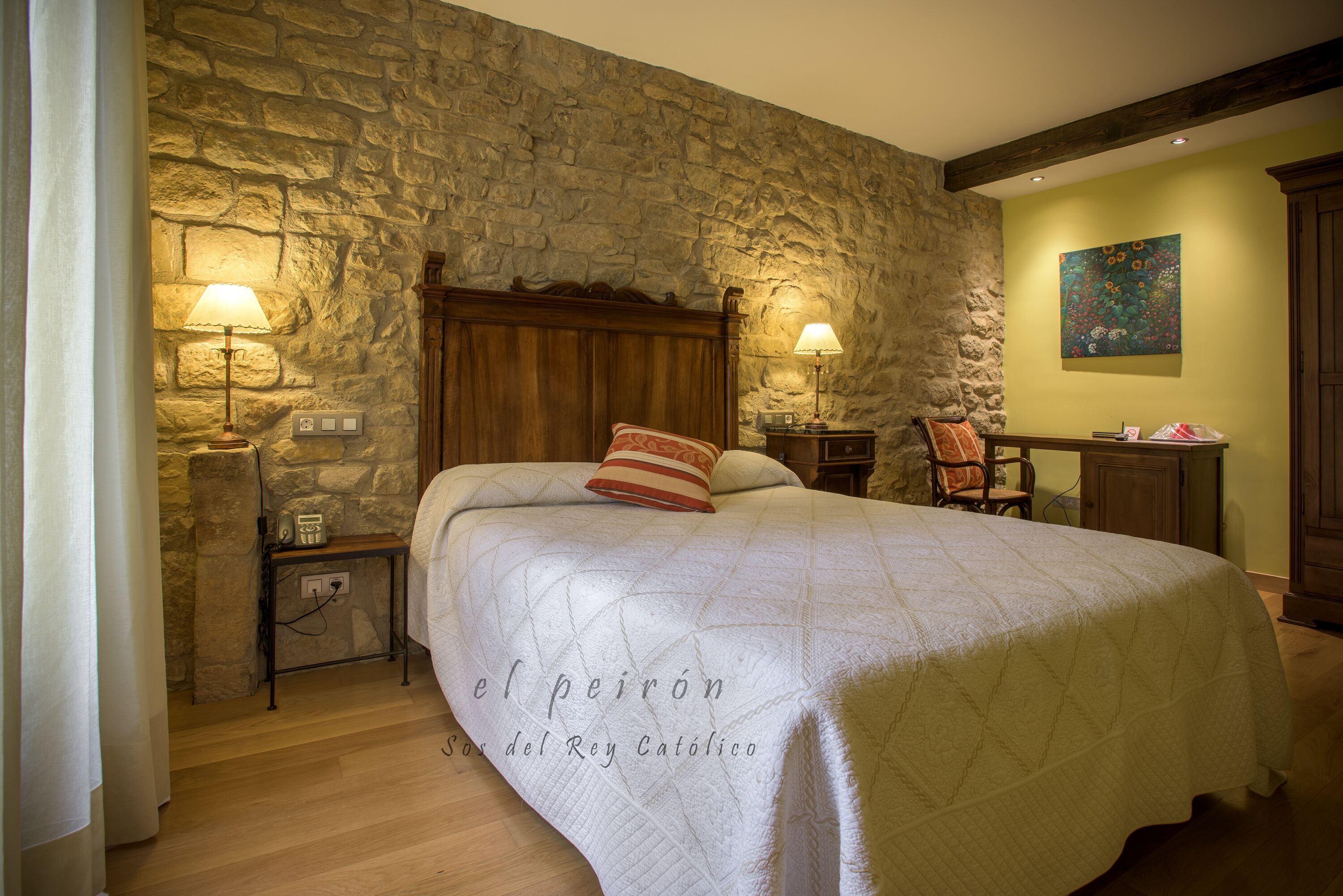 minibar, desk, soundproofing, free wifi