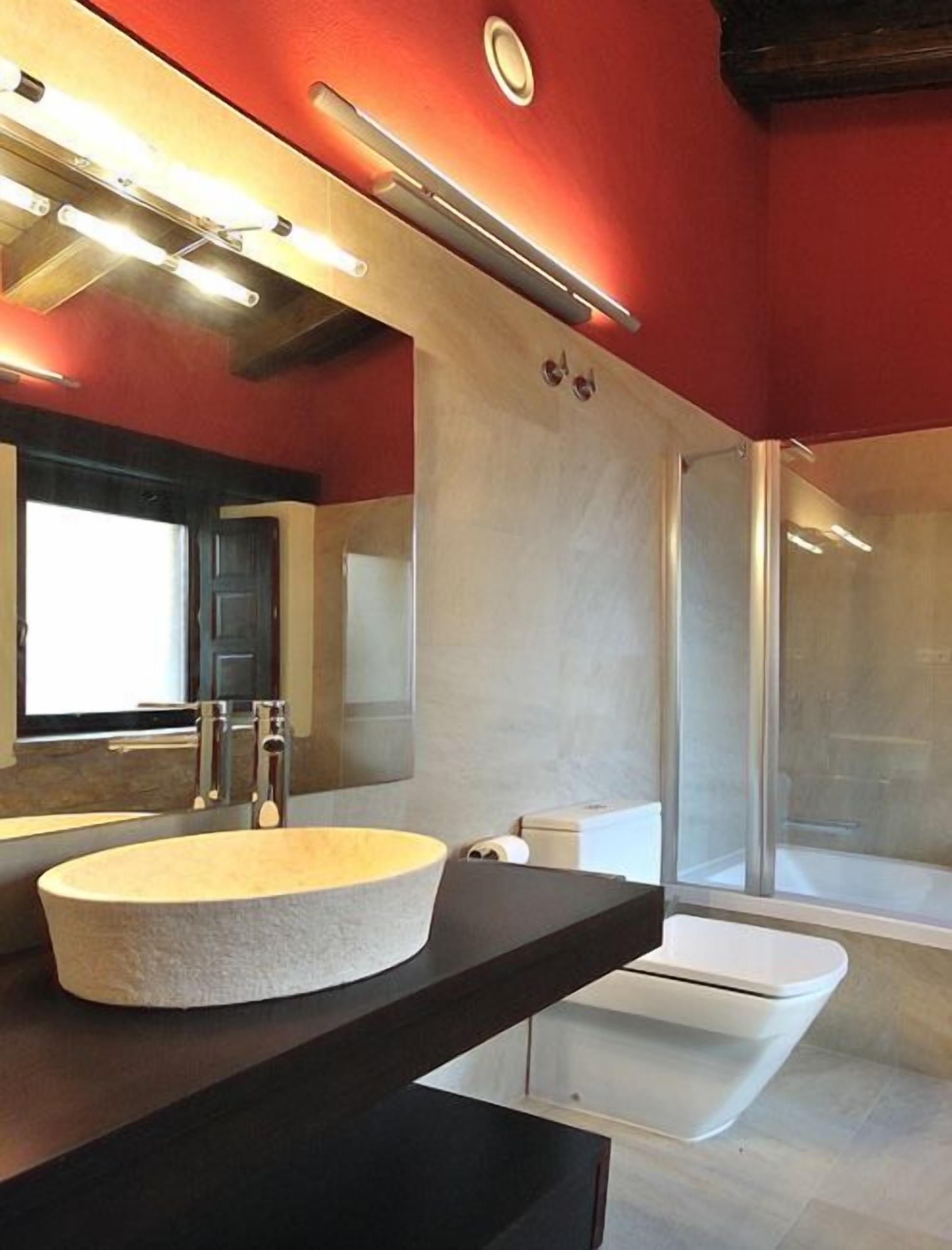suite | bathroom | combined shower/bathtub, hair dryer, towels