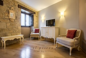 小型套房 | 迷你吧、办公桌、隔音、免费 WiFi