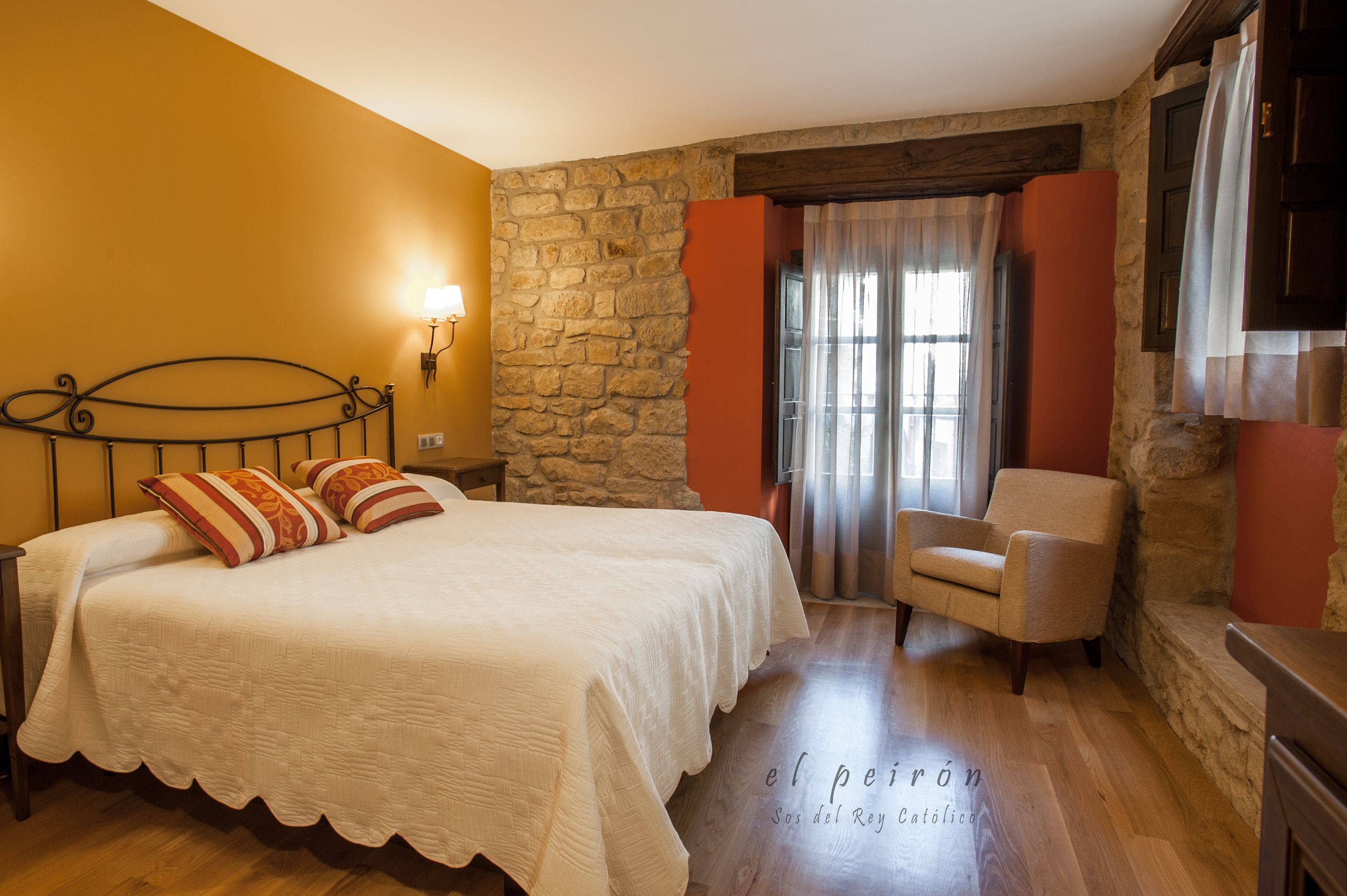 minibar, desk, soundproofing, free wifi