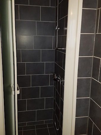 Ducha, toallas. Grand Hotel Hønefoss