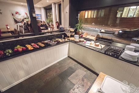 Desayuno buffet incluido todos los días . Grand Hotel Hønefoss