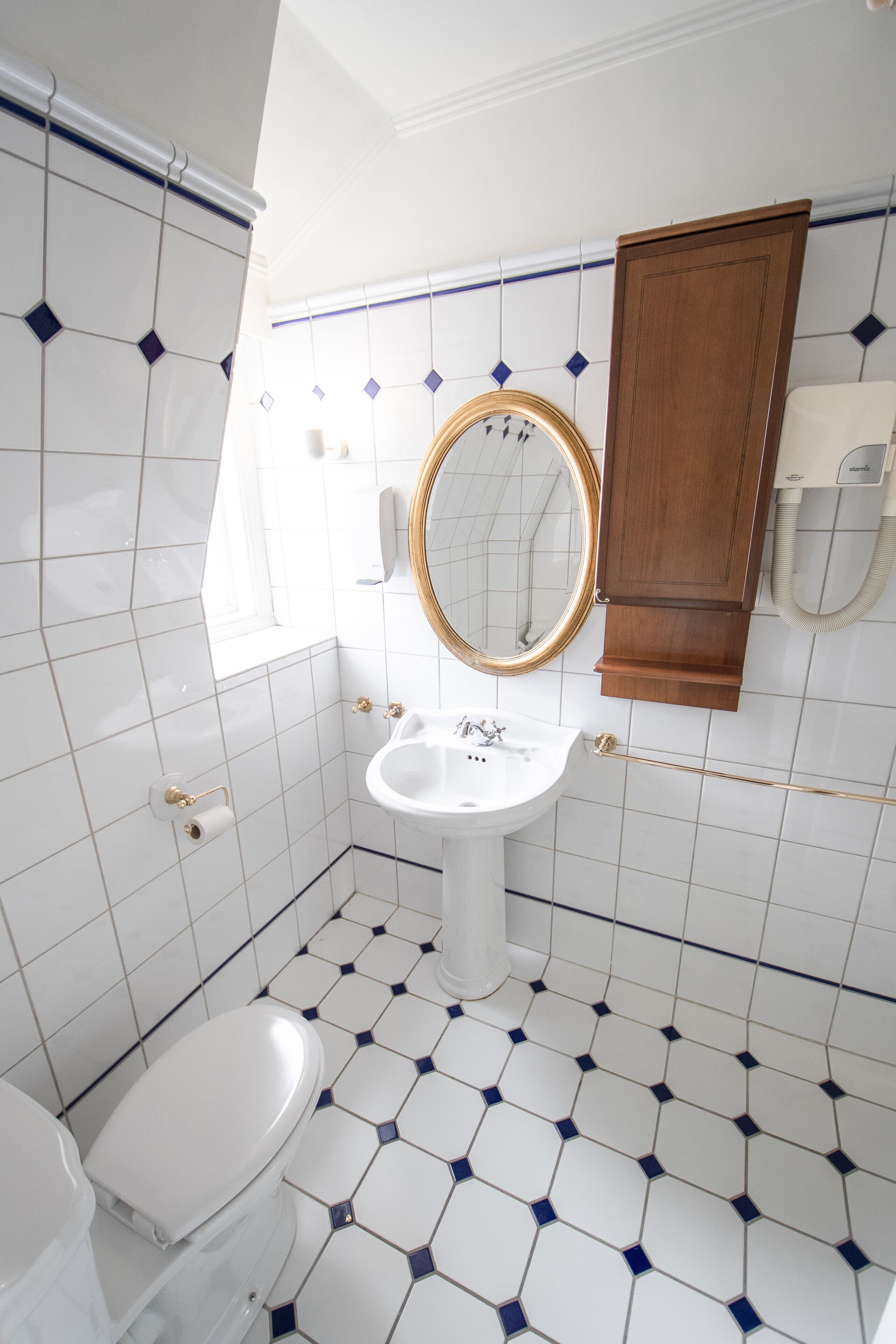 Economy-Doppel- oder -Zweibettzimmer | Badezimmer | Dusche, Handtücher