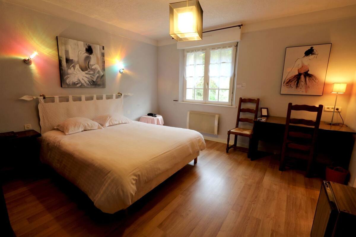 高档床上用品、Select Comfort 床、迷你吧、办公桌