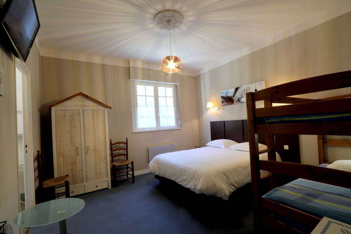 高級寝具、セレクト コンフォート製ベッド、ミニバー、デスク