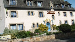 A traditional building with multiple windows and a sign reading "Hotel de la Corniche." - Hotel De la Corniche (Brest)