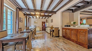Frukostbuffé varje dag (EUR 12 per person)