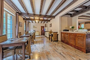 Desayuno buffet diario (EUR 12 por persona)