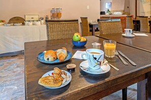 朝食 (ビュッフェ)、毎日提供 (有料)