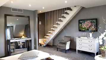 Standard Apartment | Minibar, in-room safe, desk, free WiFi
