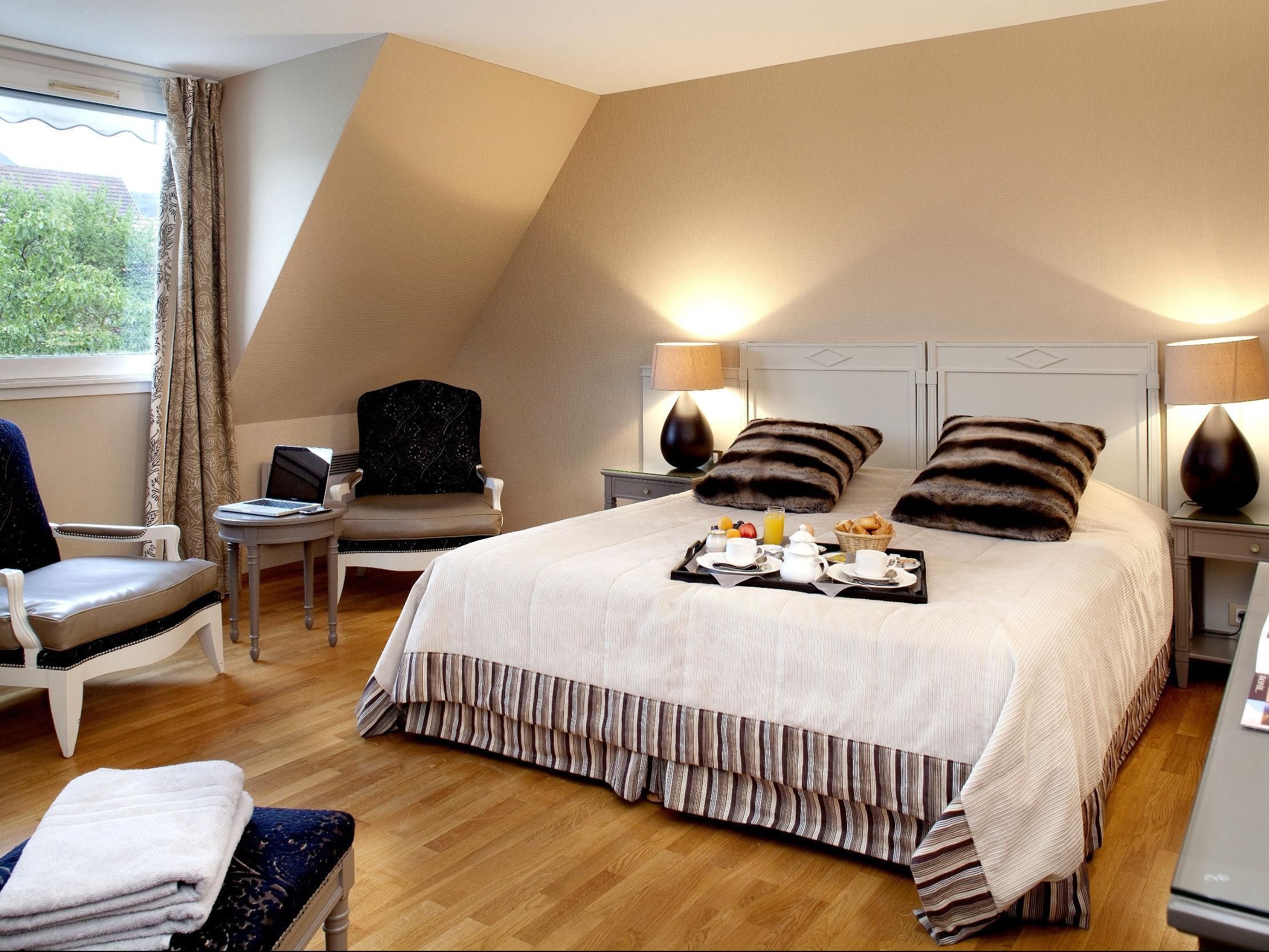 minibar, in-room safe, desk, free wifi