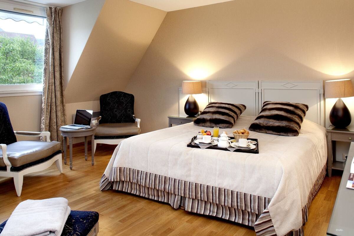 minibar, in-room safe, desk, free wifi