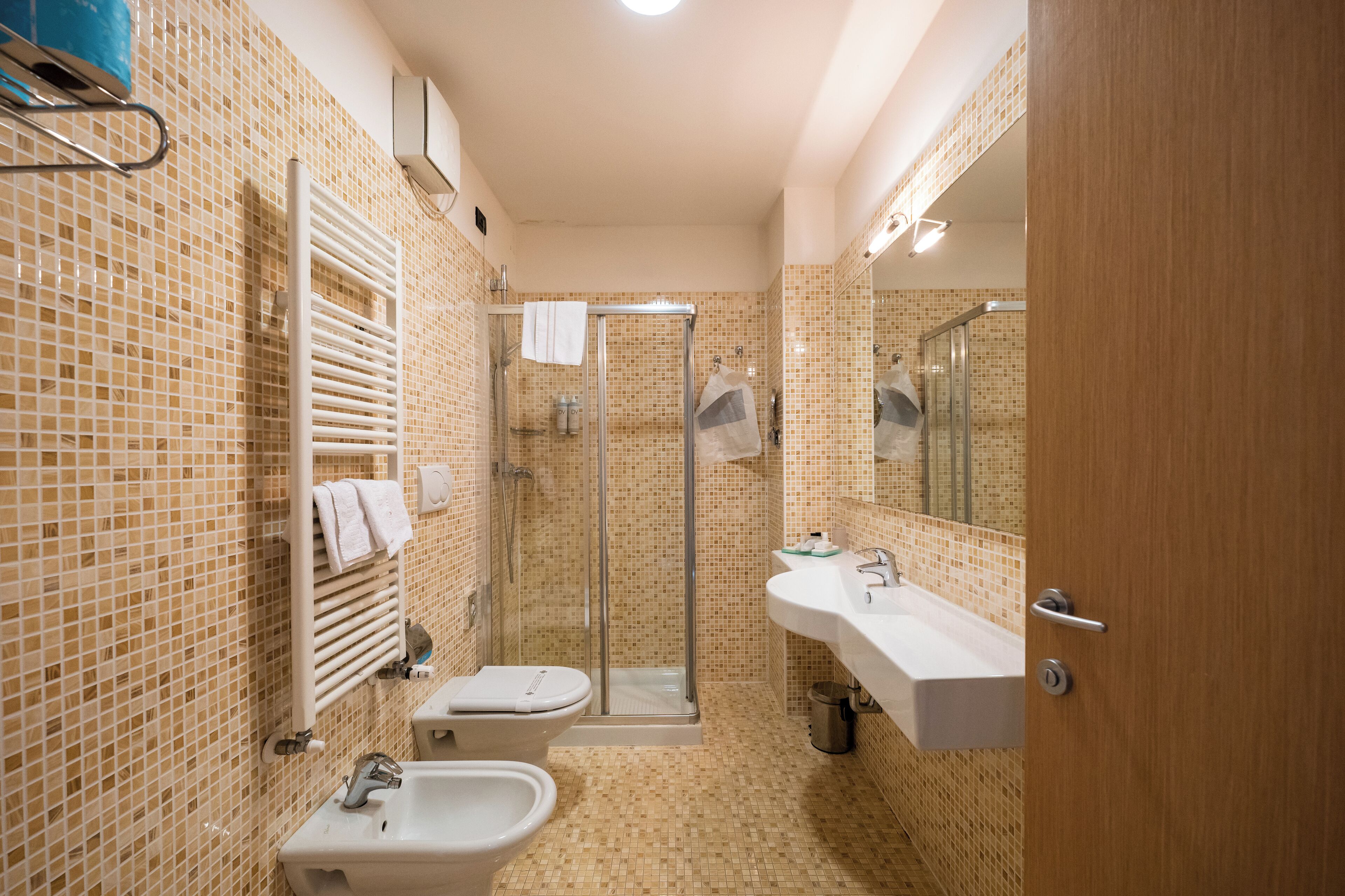 Un baño con ducha, inodoro, lavabo y bidé.
