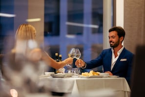 2 restaurants, breakfast, lunch, dinner served; Regional cuisine - Villa Luisa Resort & Luxury Apartments (San Felice del Benaco)