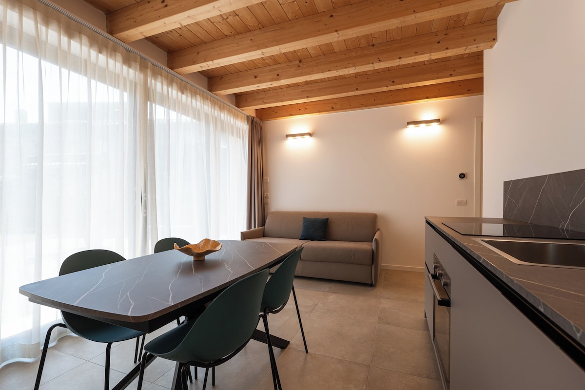 Three-room Apartment, Ground Floor | Zona de estar | Televisión de 32 pulgadas con canales digitales