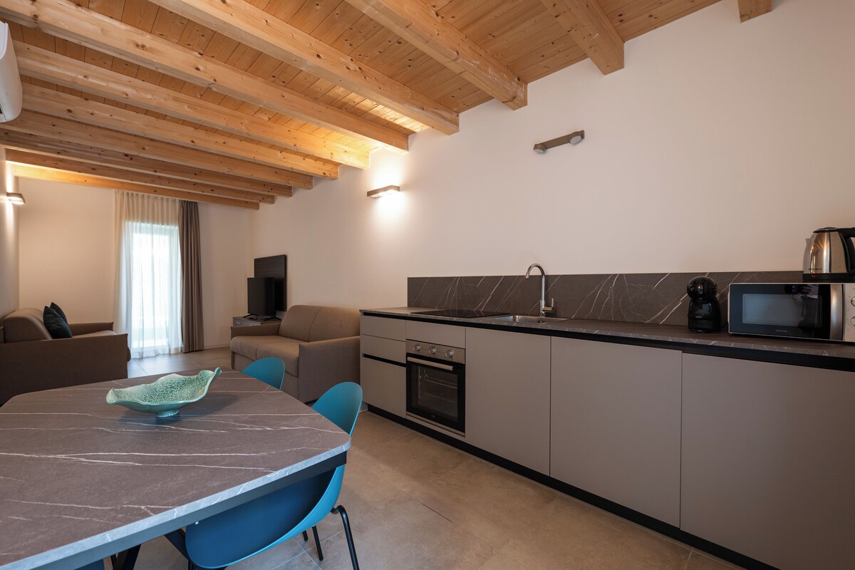 Standard Premium Apartment - Ground Floor | Zona de estar | Televisión de 32 pulgadas con canales digitales