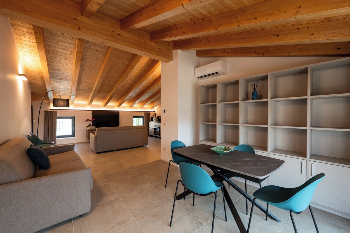Three-room Apartment Deluxe - Second Floor | Zona de estar | Televisión de 32 pulgadas con canales digitales