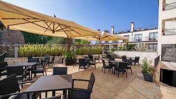 2 ravintolaa, joissa tarjoillaan aamiainen; paikallinen keittiö