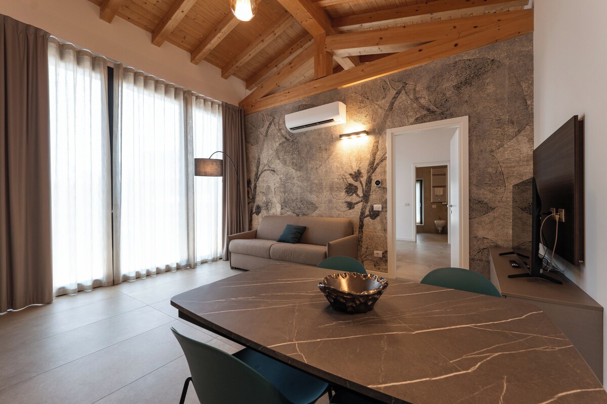 Two-room Apartment Deluxe - First floor with terrace and hot tub | Zona de estar | Televisión de 32 pulgadas con canales digitales
