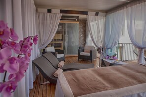 Behandelingskamers voor koppels, een sauna, een bubbelbad