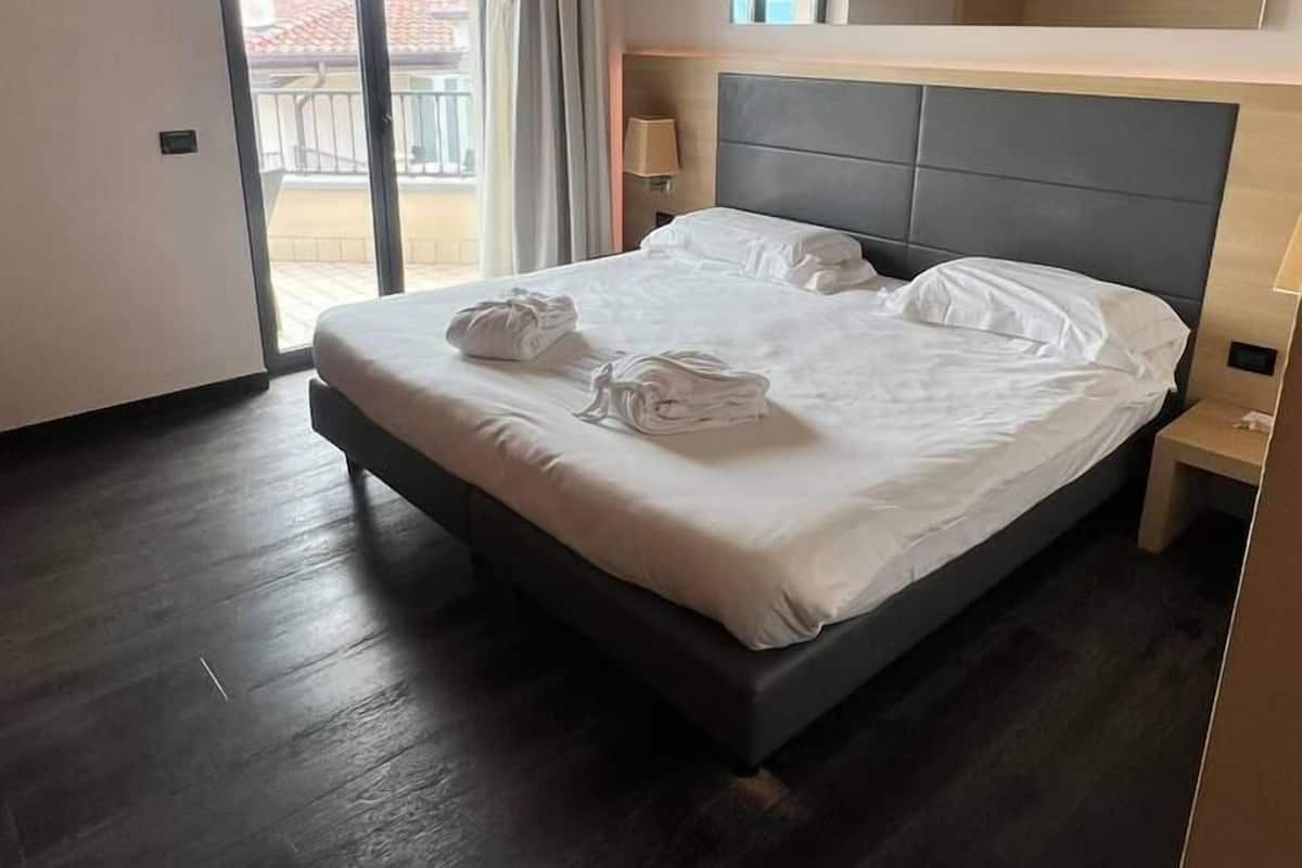 Camera Superior Tripla | 1 sovrum, allergitestade sÀngklÀder, duntÀcken och minibar